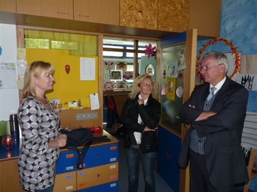 2neu-4-besuch-in-katholischer-kindertagesstaatte009-09-03-wahlkampf-054.jpg