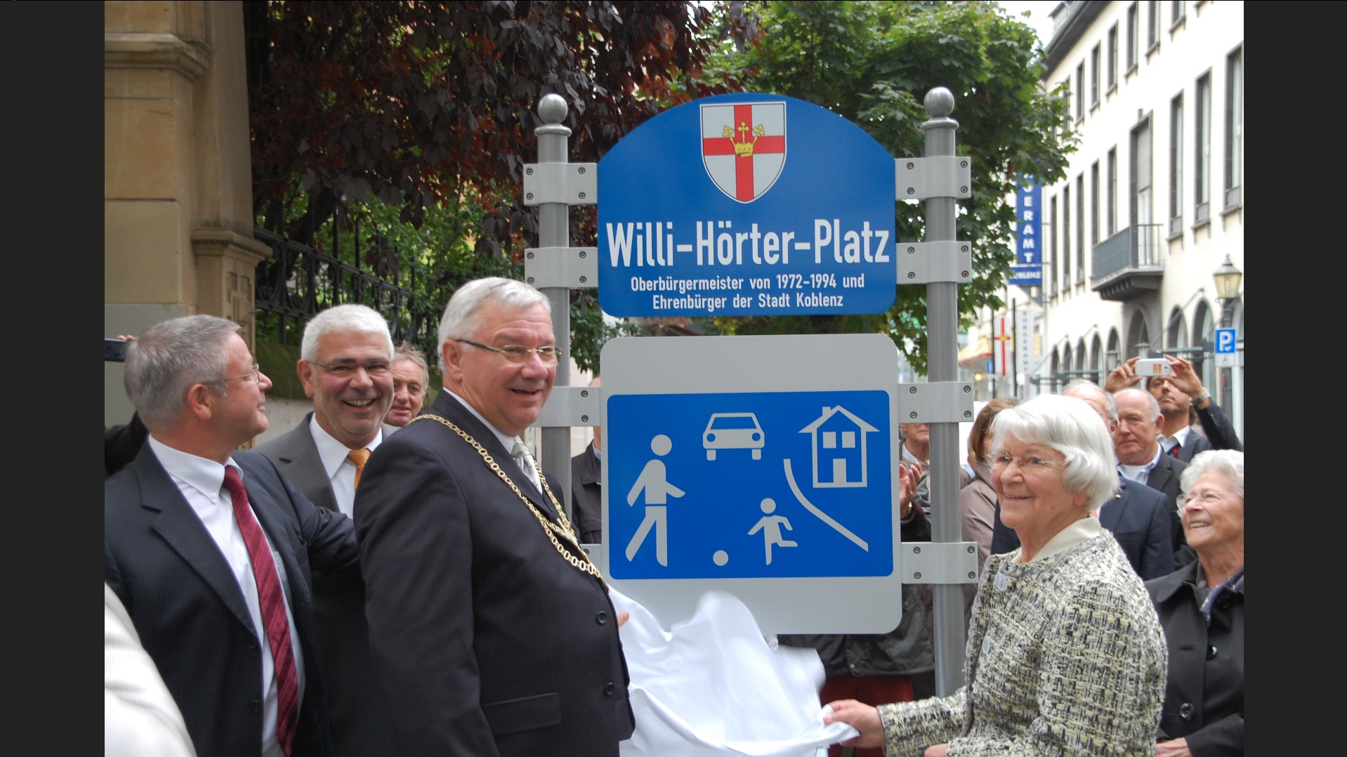 Koblenzer Rathaus und Schängelbrunnen haben neue Anschrift – Willi-Hörter- Platz |